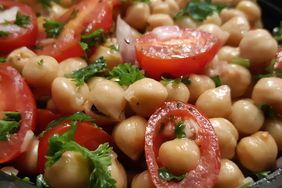 Chickpeas with tomatoes and parsley 